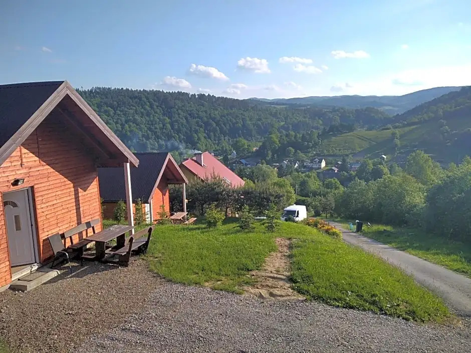 Domki i apartamenty nad jeziorem solińskim z basenem I widokiem na góry