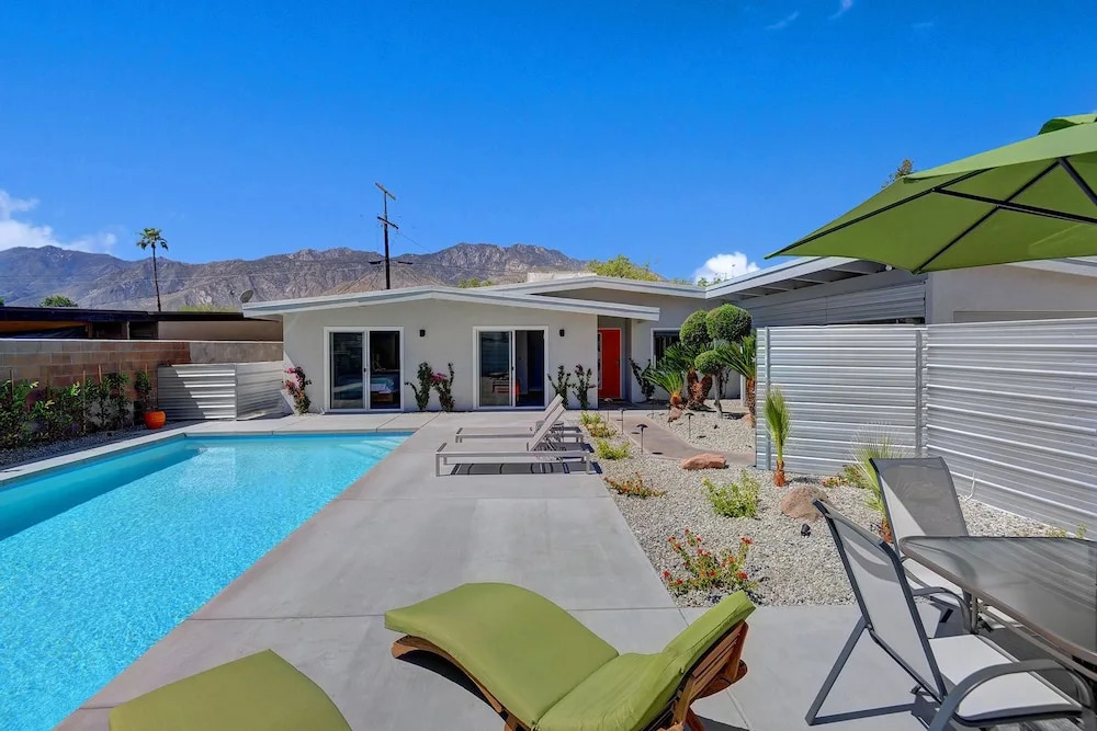 4br/3ba W/front Yard Pool In Southeast Palm Springs 4 Bedroom Home