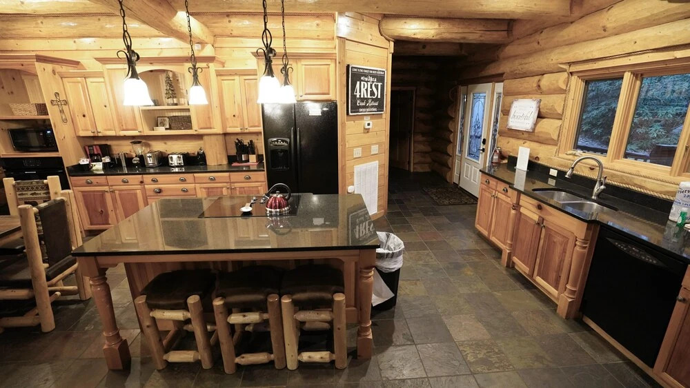 Aiden's Escape - 4 Br cabin by RedAwning