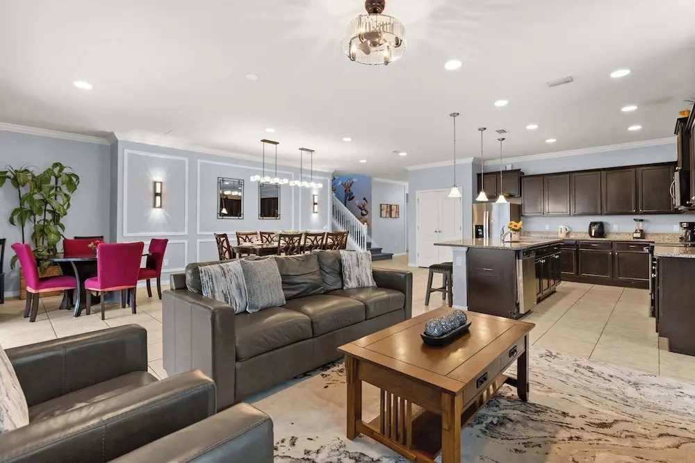 Upstay: Renovated 9BR Home w Theater & Games Room
