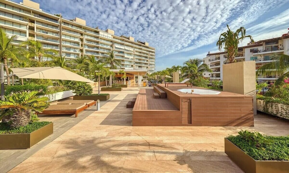 Luxury 2BR Condo in Marina - Pool - Zen Rooftop
