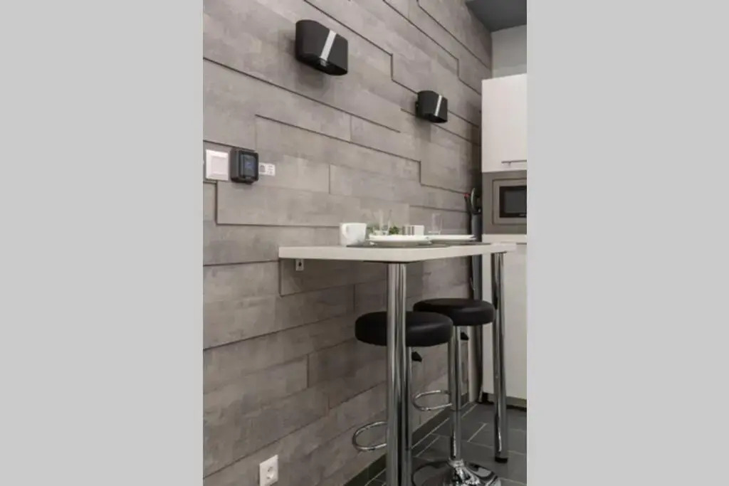 Premium Apartment by Hi5 - Central 1 bedroom (217)