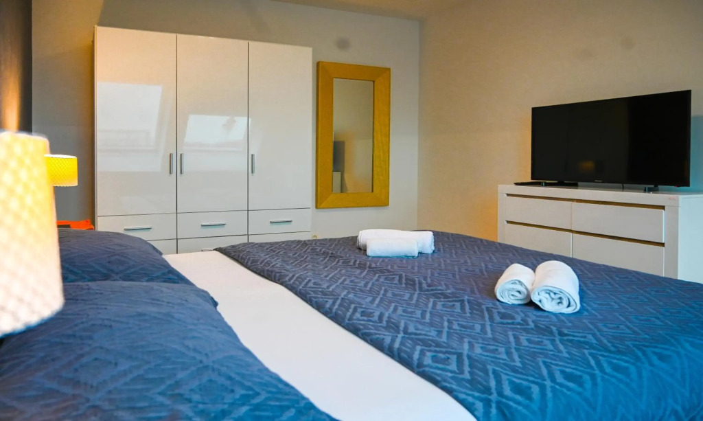 Rooftop Apartment for 6, Air Conditioning, Rooftop Terrace, by Metro U3
