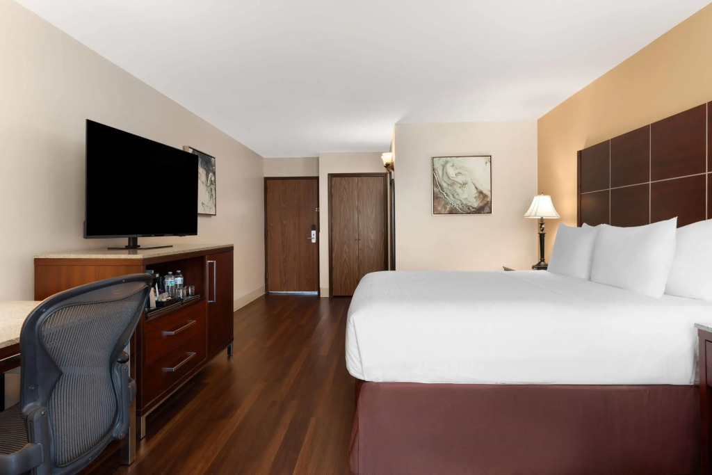 Wyndham Riverfront Hotel