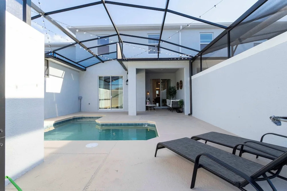 Stylish & Fun Retreat, Pool, Themed Rooms