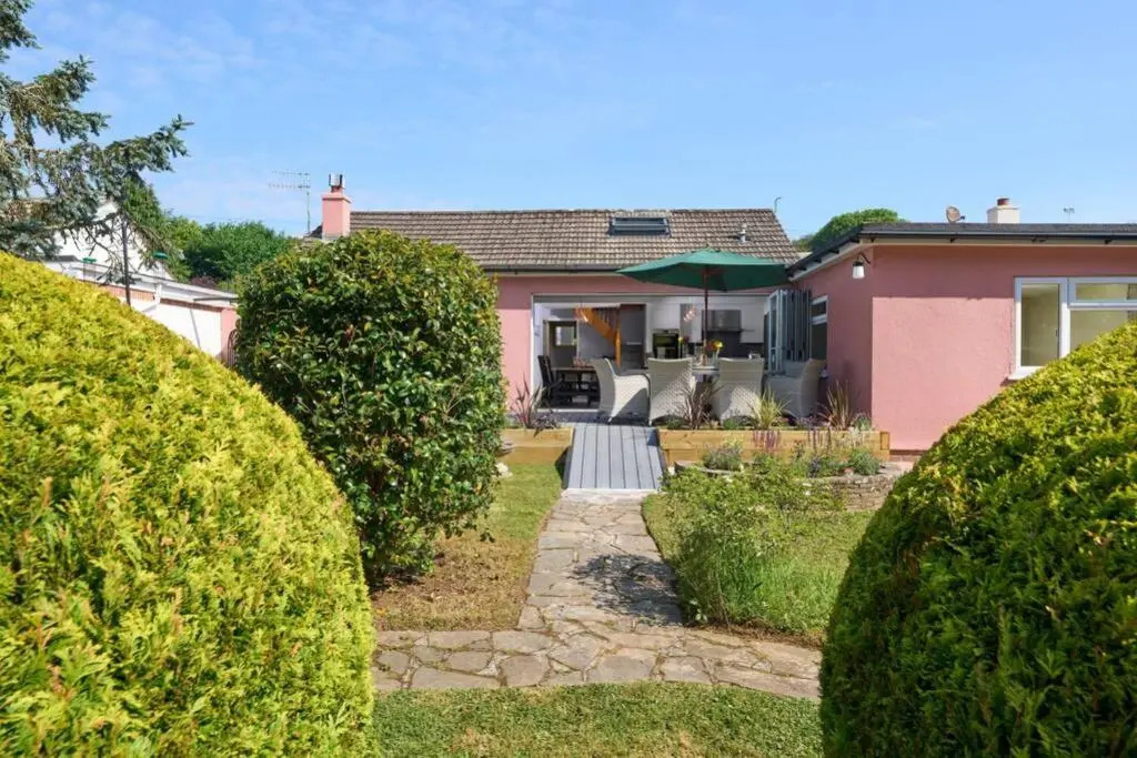 Spacious countryside 4 bedroom bungalow