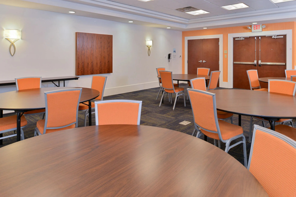 Holiday Inn Express & Suites Terre Haute by IHG
