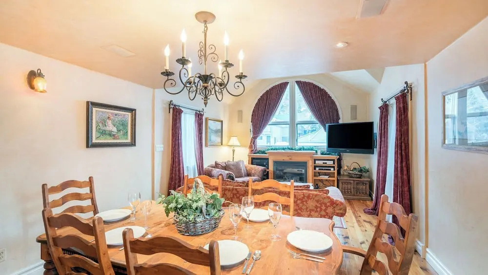 Hruza Hideout by Avantstay Walkable Location + Free Ski Shuttle, Mountain View