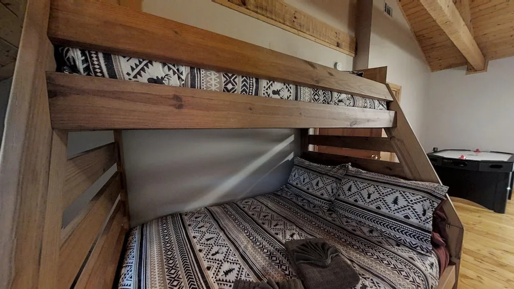 Dogwood Acre 3 Bedroom Cabin by RedAwning