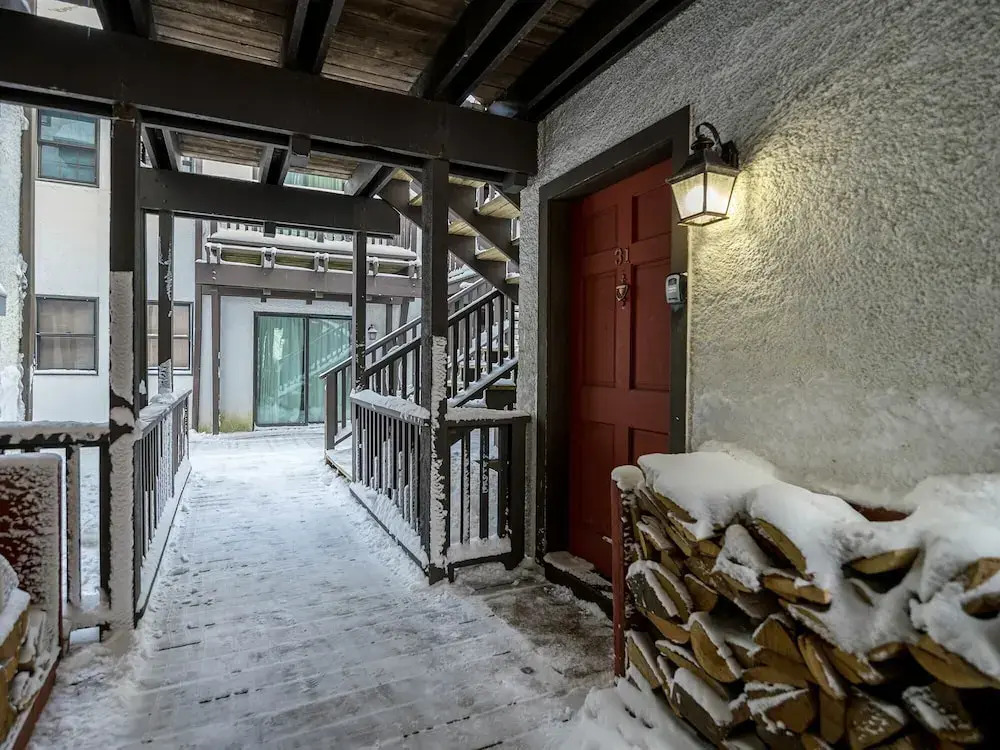 Whistlepunk #31: 2 Bedrooms, 2 Bath: Slope Side, Central Location. Wood Fireplace