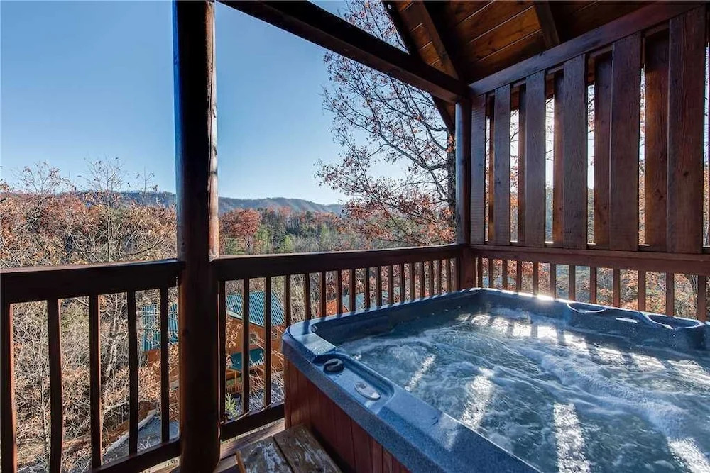 Chalet of Dreams, 2 Bedrooms, Sleeps 6, Pool Table, WiFi, Hot Tub, Mtn View