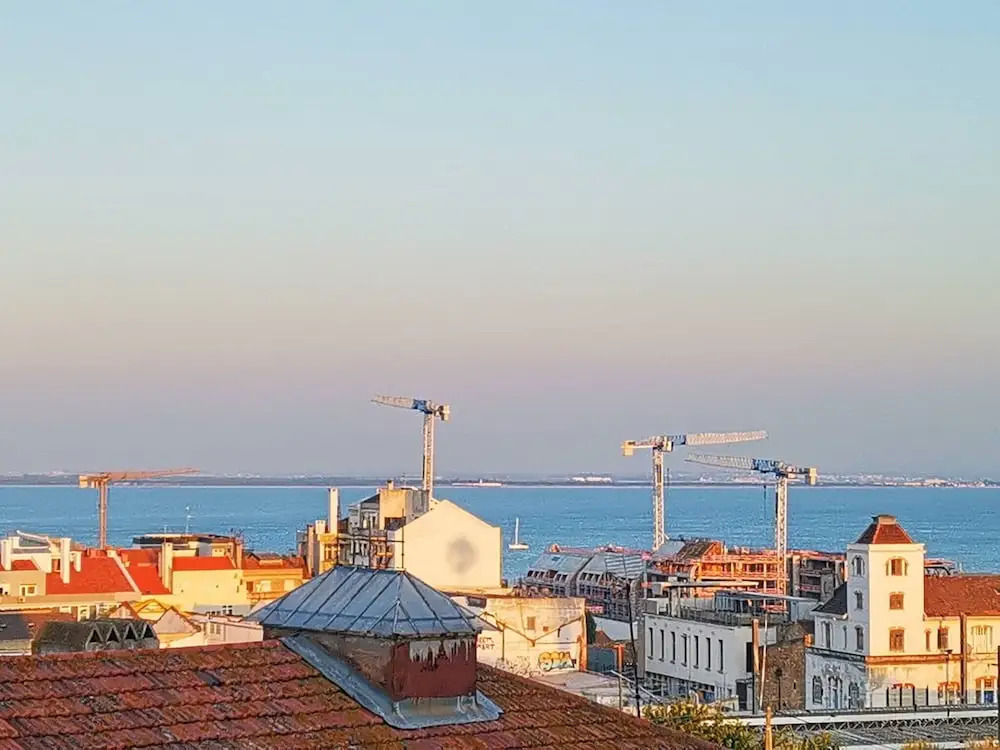 Beautiful Private Room With River View In Lisbon