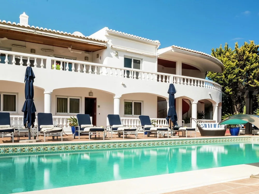 Luxurious T1 Apartment With Shared Pool in Beautiful Surroundings Near Lagos