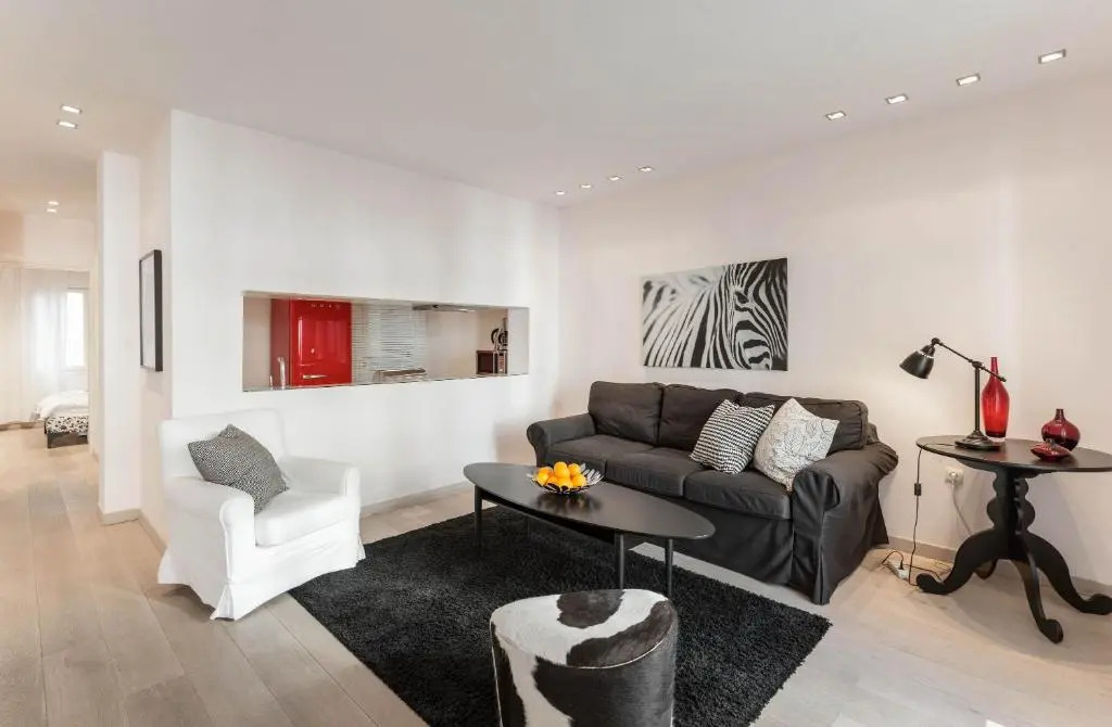 Stylish white 4 ppl apartment in City center