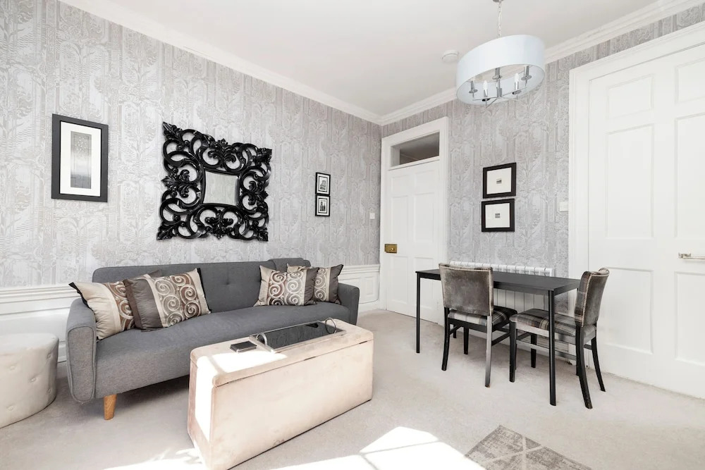 JOIVY Thistle Street Luxury Apt in the Heart of the City