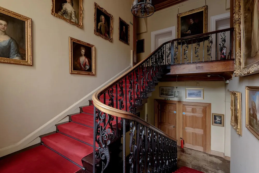 JOIVY Gilmerton House - Historic Scottish Mansion