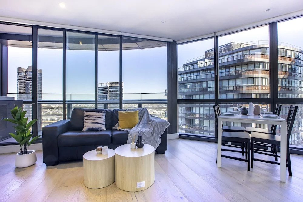 Docklands high level 1 Bedroom Apartment with pool by KozyGuru