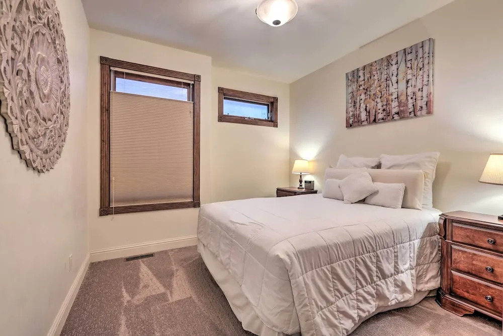 Cozy Central Glenwood Springs Condo w/ 2 Decks!