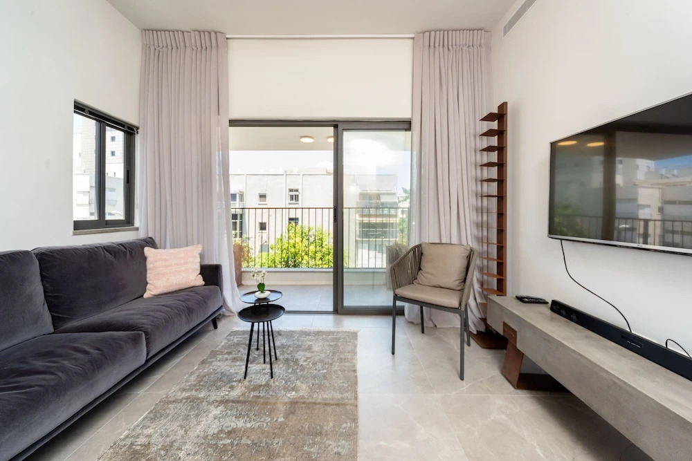 Stylish Apartment with Cozy Vibes by Sea N Rent