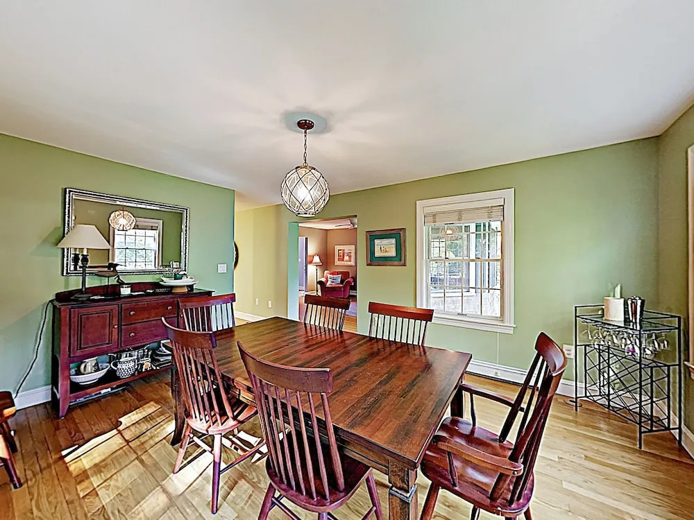 New Listing! Spacious Victorian - Walk To Beach 3 Bedroom Home
