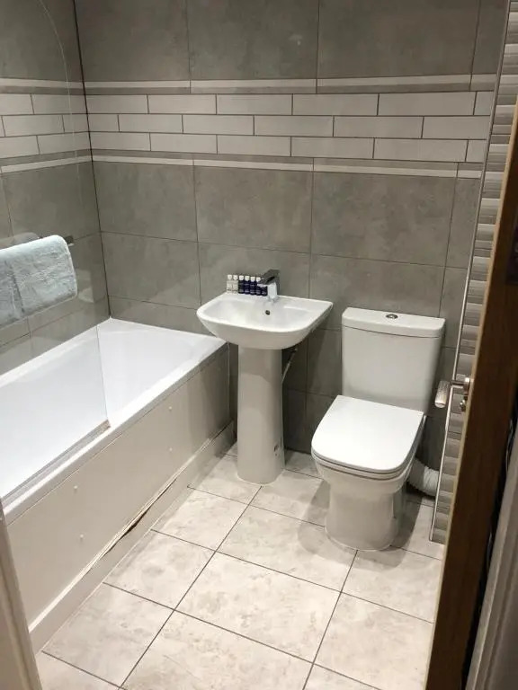 BIG ROOM rusholme WITH TV AND PRIVATE BATHROOM-parking&wifi