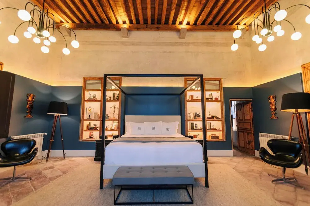 Por los Siglos de los Siglos Hotel