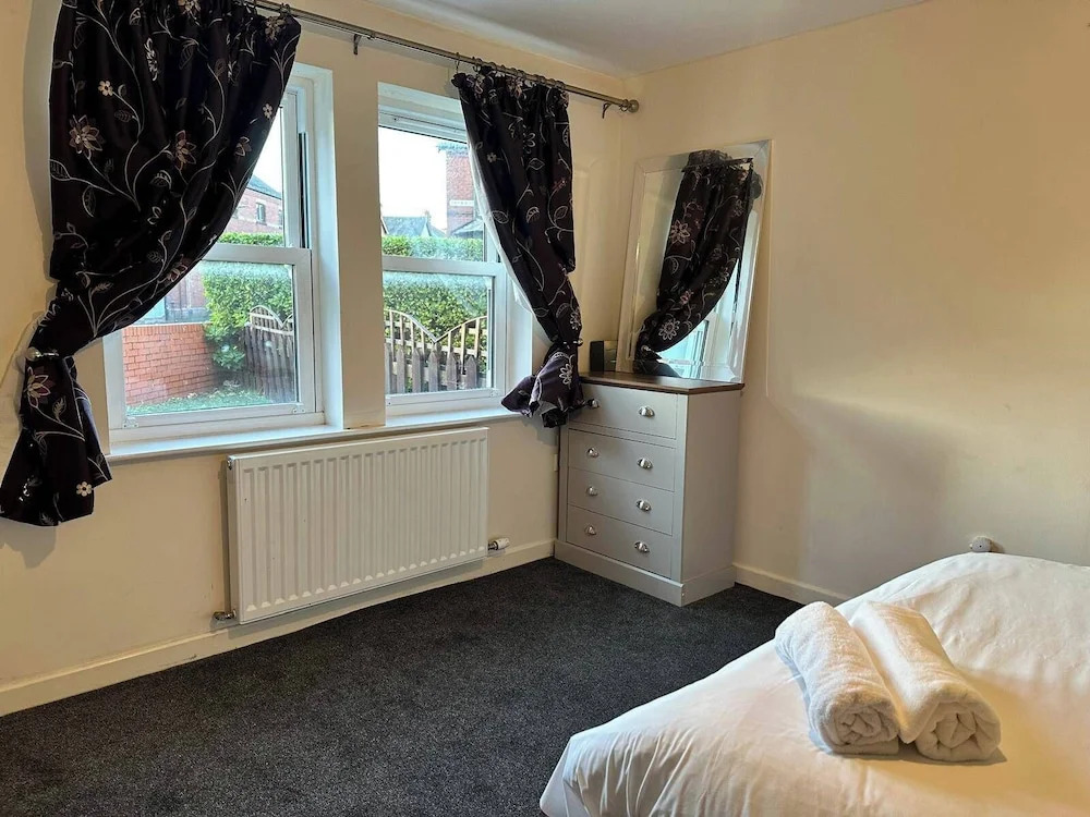 House - Sleeps 12 - Parking - Wifi