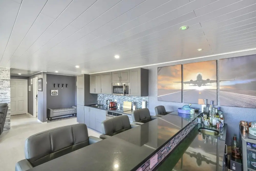 1BD Luxury Condo Cocktail Lounge Beautiful Views