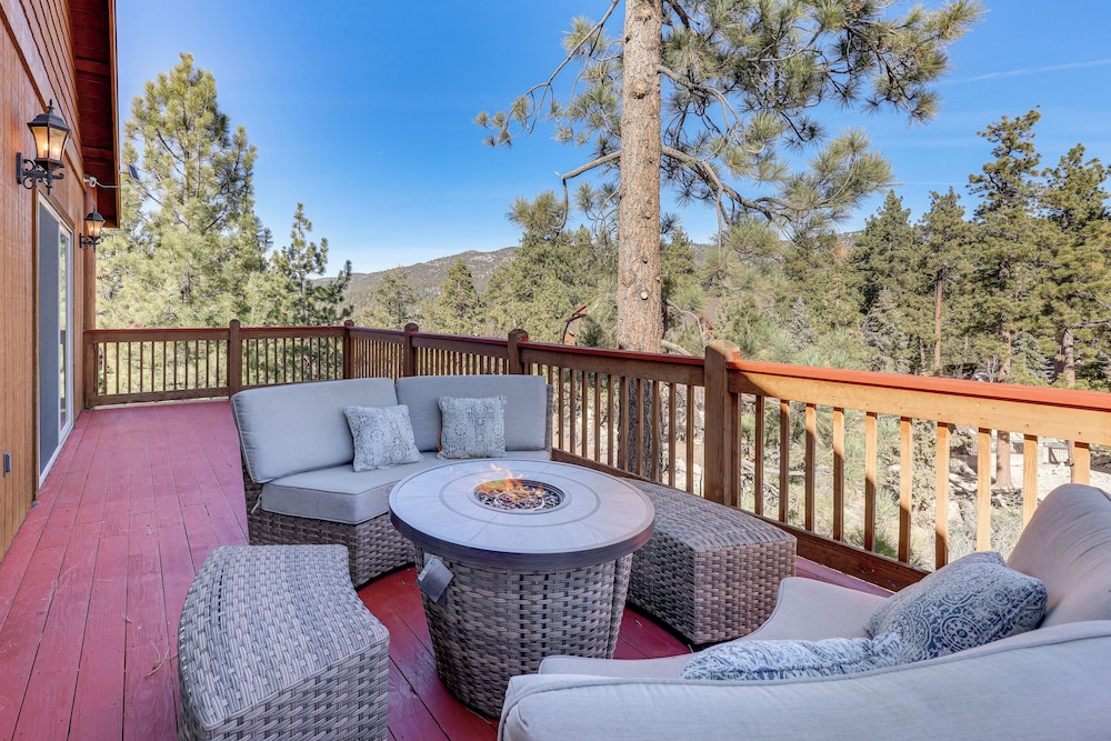 Elegant Big Bear Cabin Half Mi to Big Bear Lake!