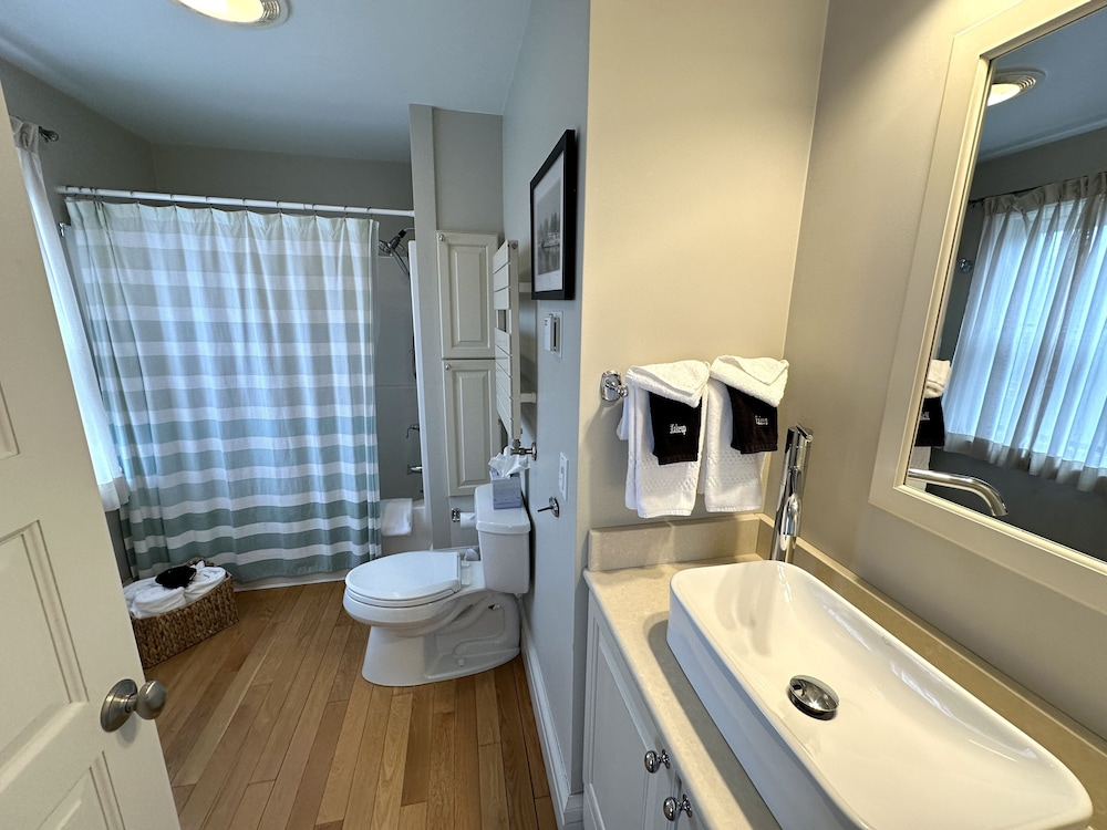86 Dr Marcus House - Popular Broadway Area 6 Bedroom Home