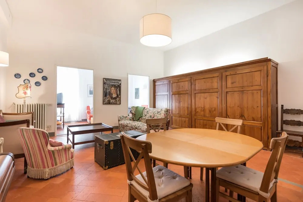 Pitti Large Apartment With Balcony
