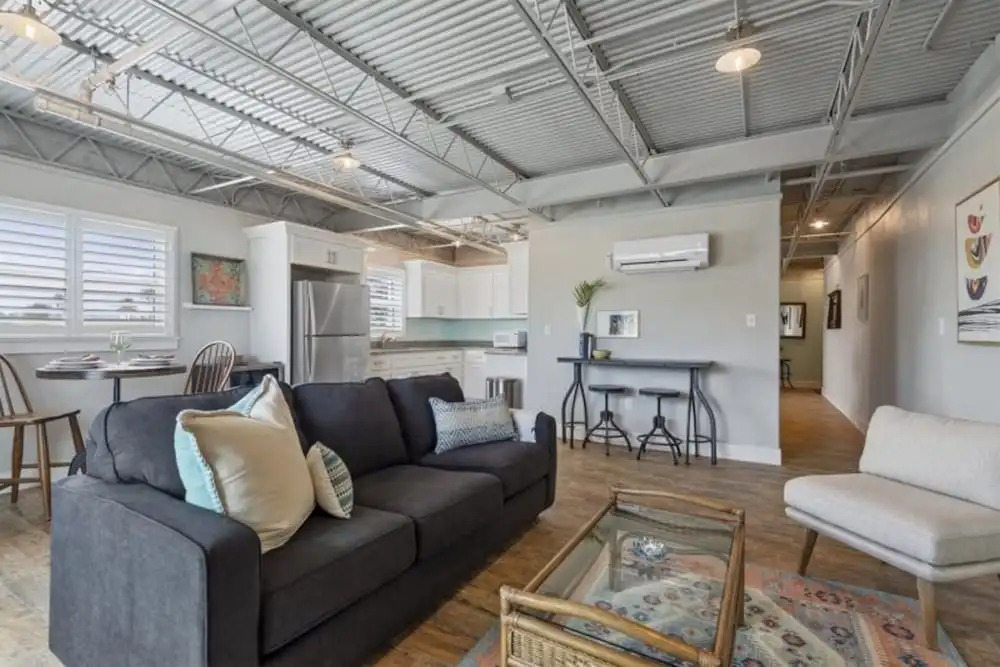 Ocean Jewel 1- Beautifully Renovated Loft Close to Beach and Shops