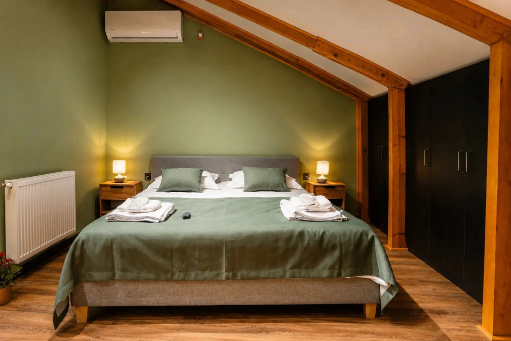 Апартаменты Cozy attic in old Tbilisi yard