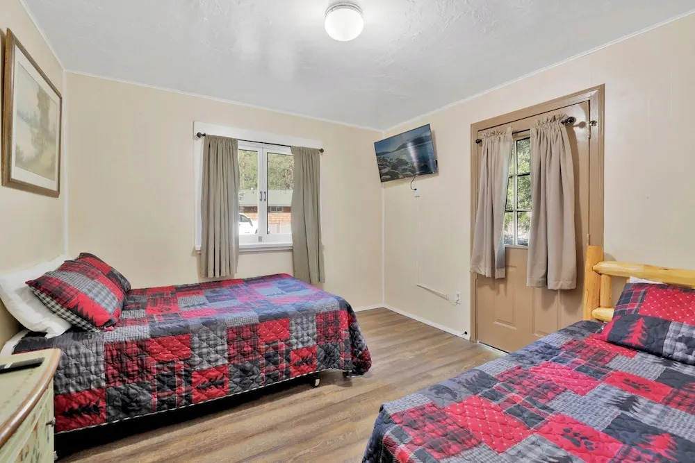 Lodge House #100