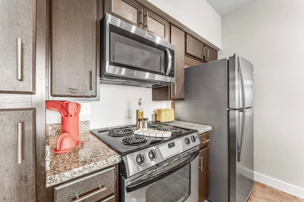 Prime Soco 2BR King Suite w Gympickleballlaundry