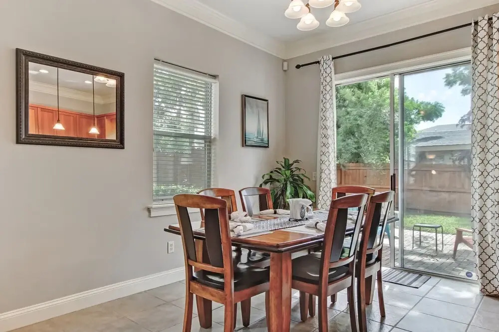 Spacious Townhome, 10 min to the Beach, Dogs OK!