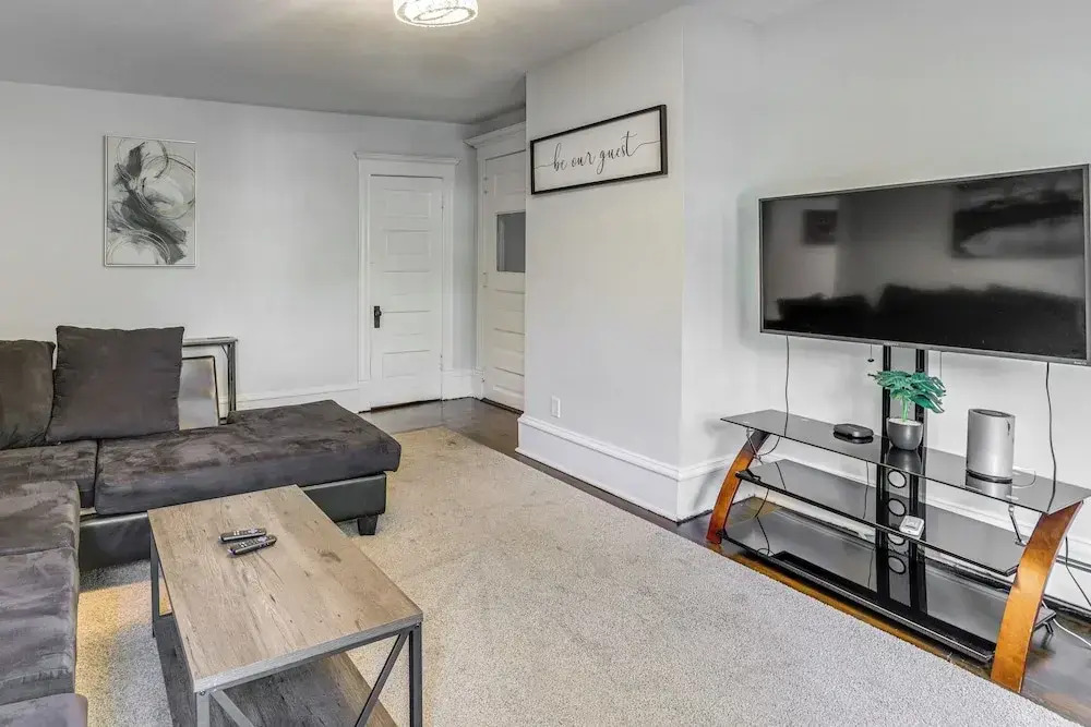 2 Mi to Dtwn! Walkable Minneapolis Apt w/ Deck