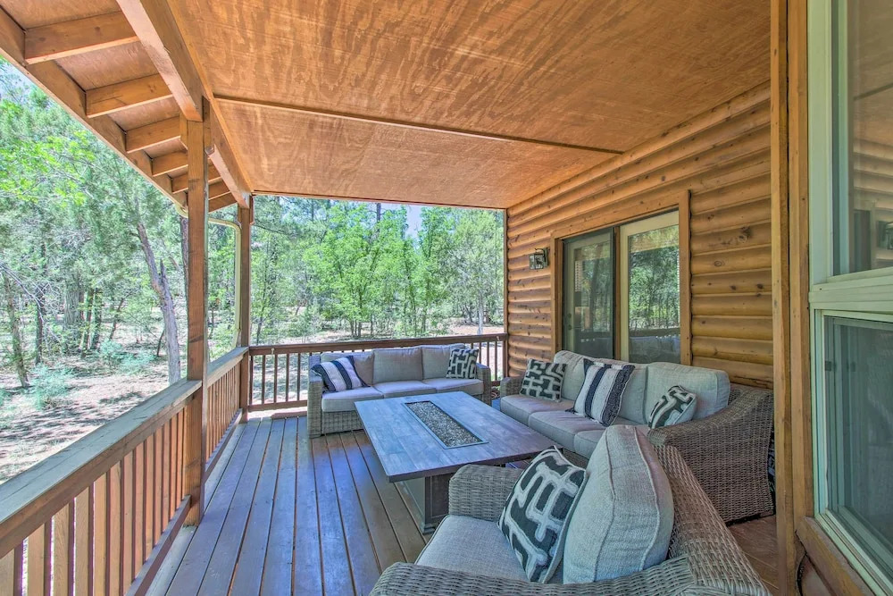 Wooded Hideaway! Spacious Show Low Log Cabin