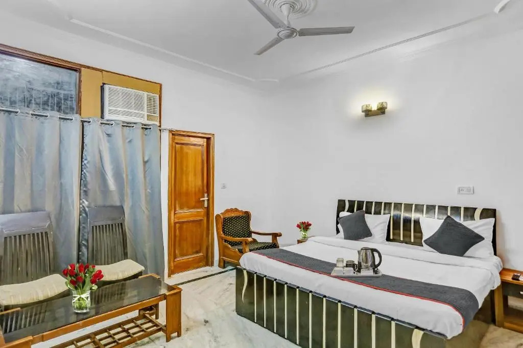 OYO Townhouse 1071 Hotel Metro Inn Residency Near ISKCON Temple Noida