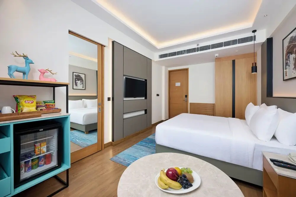 Iris Sarovar Portico