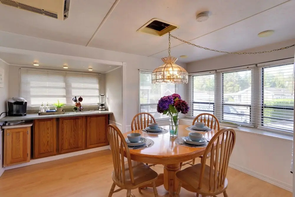 1 Mi to Birch Bay SP! Cozy Cabin w/ Pool Access