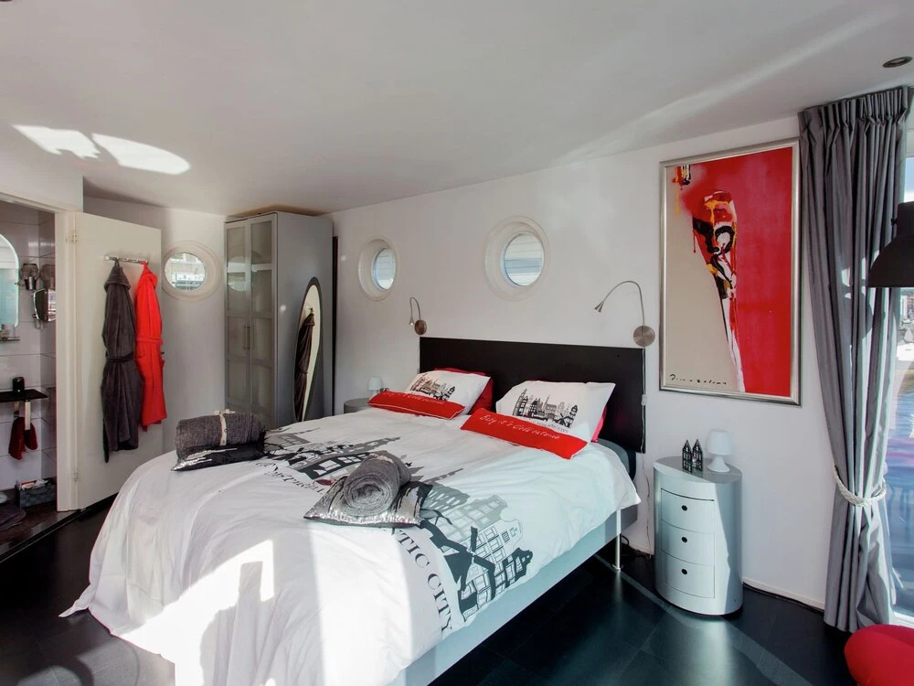 A Bed & Breakfast on a Splendid Houseboat