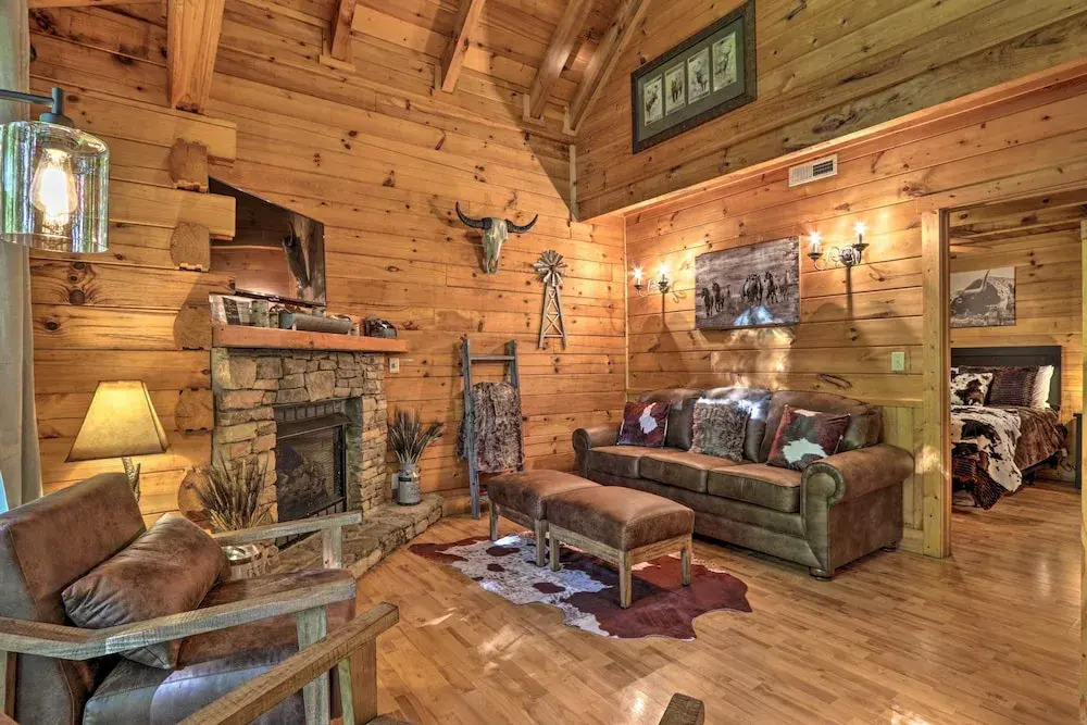 Secluded Cabin w/ Hot Tub, 3 Mi to Pigeon Forge!