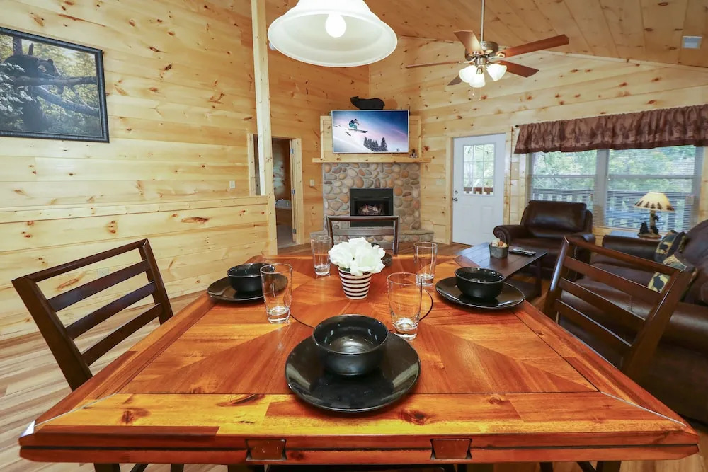 651 Country Oaks Dr Cabin