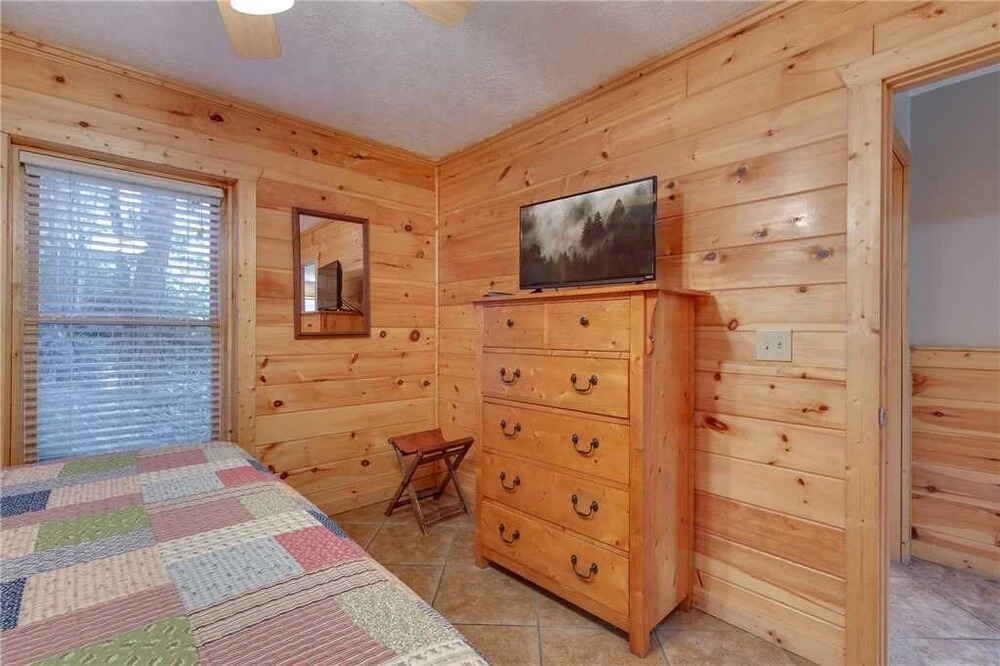 Arrowhead Lodge, 3 Bedrooms, Pool Access, Pet Friendly, WiFi, Sleeps 10