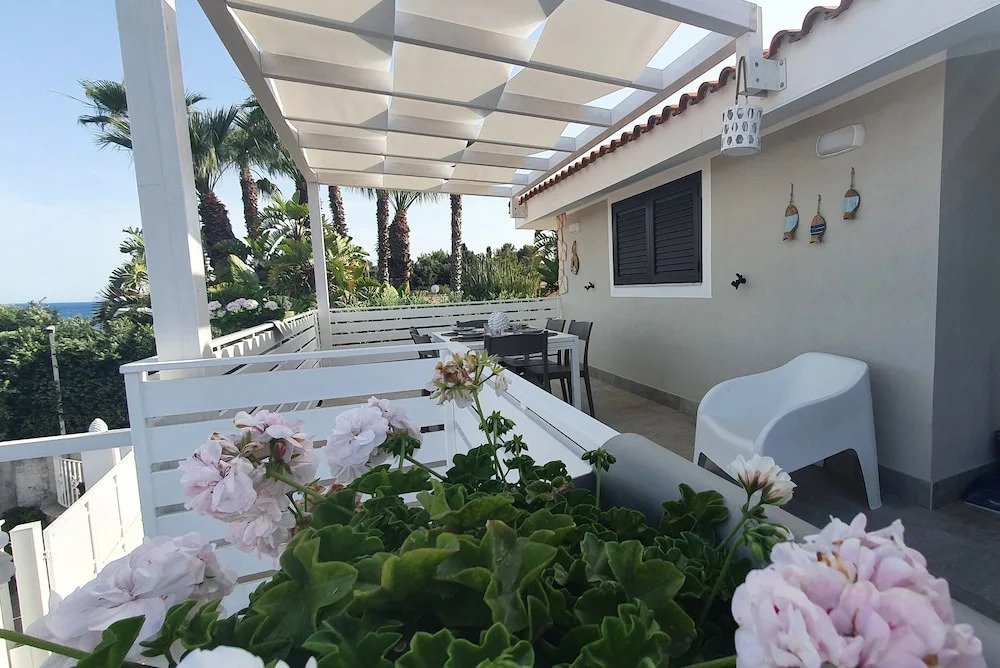 Apartment in Villa a Stone's Throw From the sea Up