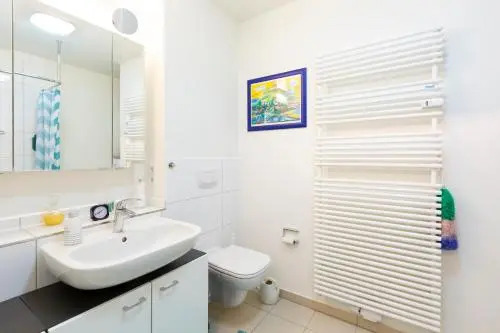 ZV2001 Private Apartments & Rooms near Exhibition Ground (room agency)