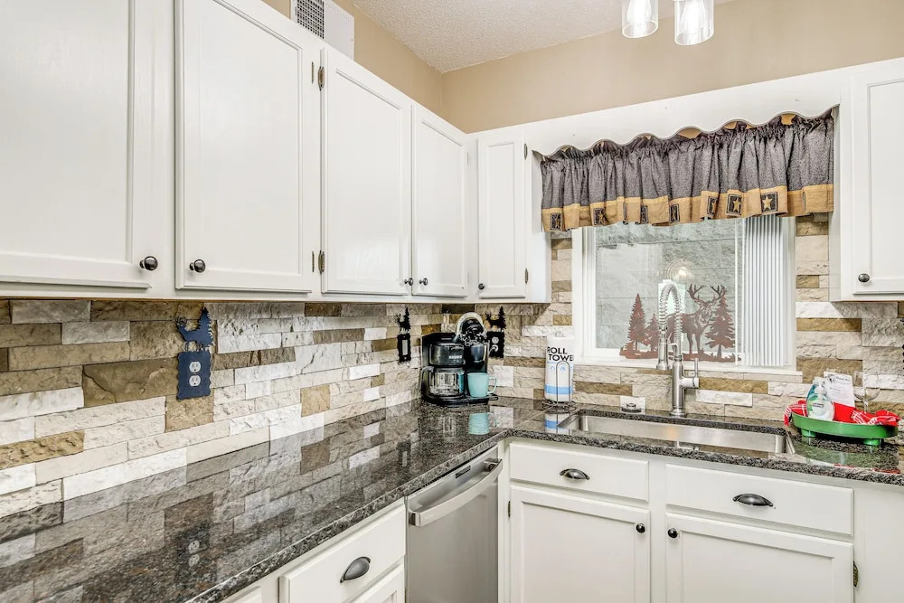 3 Mi to Dollywood: Pigeon Forge Condo w/ Pools!