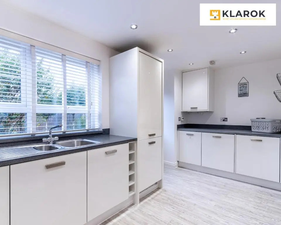 LONG STAYS 20pct OFF - LARGE 4BED-Pool Table & Parking By Klarok Short Lets & Serviced Accommodation