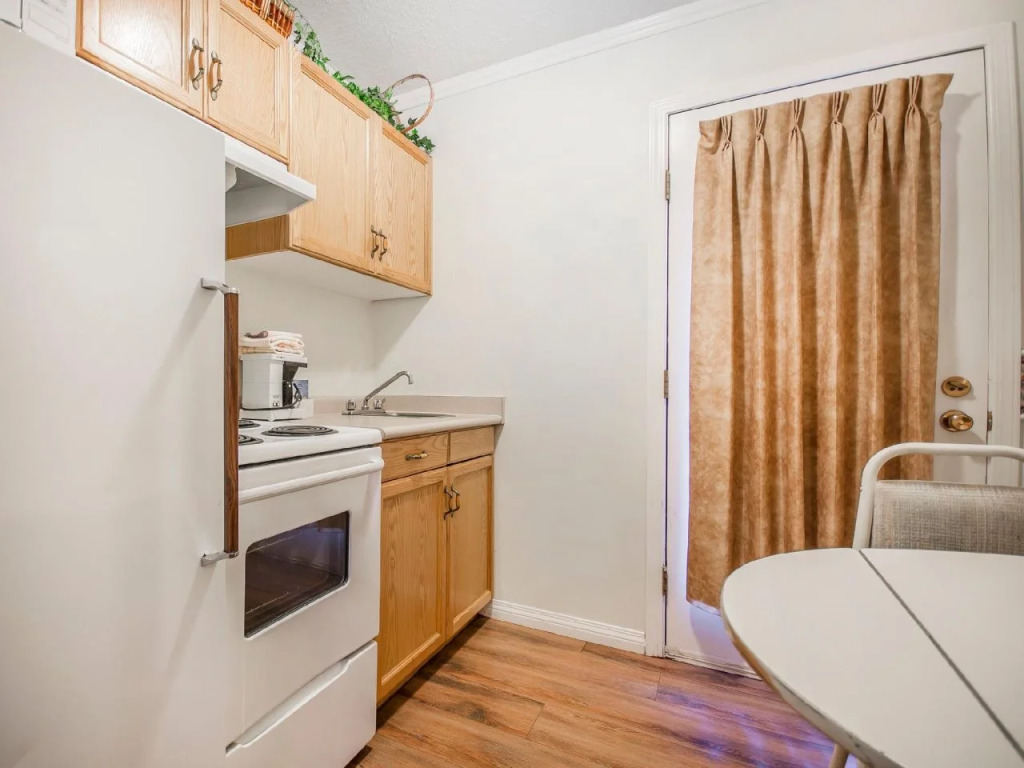 Econo Lodge Inn & Suites